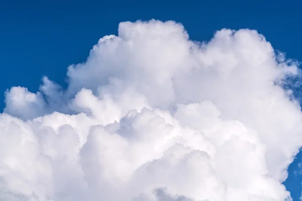 Idylické léto cloudscape s jasně bílé mraky — Stock fotografie