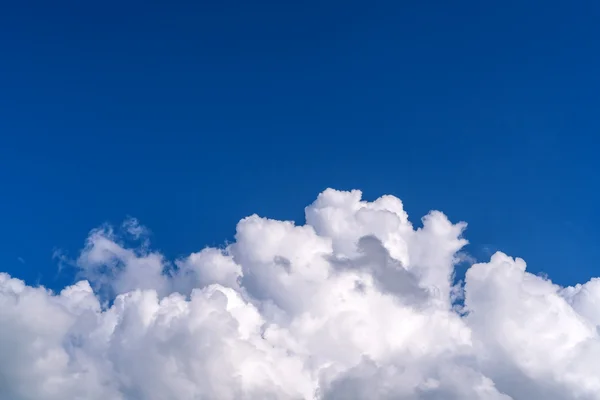 Summer idyllic cloudscape with clear white awan — Stok Foto