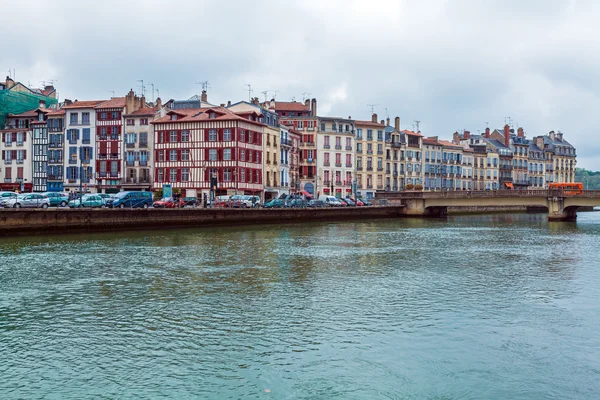 Staré domy podél řeku Nive, Bayonne — Stock fotografie