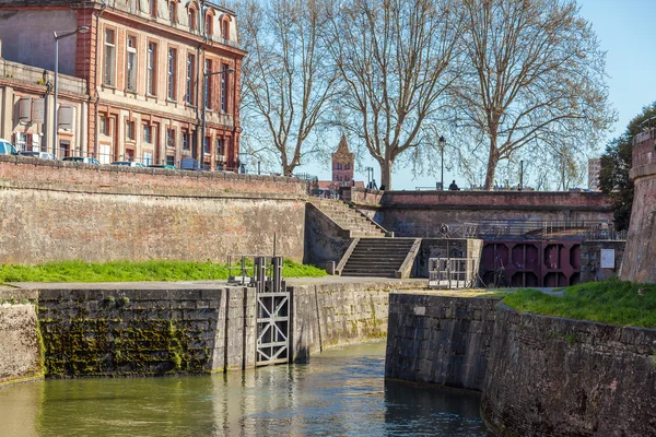 Staré brány Canal du Midi, Toulouse, Francie — Stock fotografie