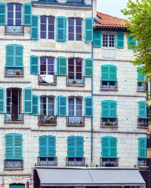 Tipik eski evler, Bayonne renkli panjurlar