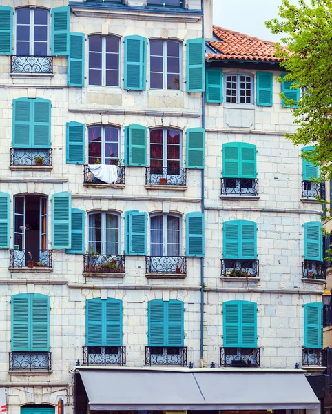 Bunte Fensterläden typischer alter Häuser, Bajonne — Stockfoto