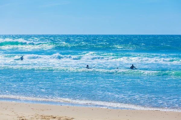 Silhouetten van surfers op de golven van de Atlantische Oceaan — Stockfoto