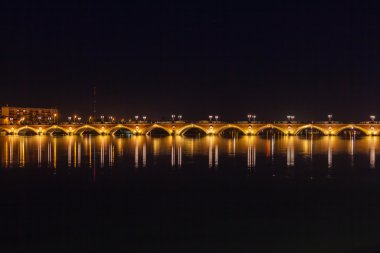 Taş köprü üzerinden Garonne Nehri, Bordeaux