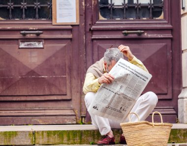 Bayonne, Fransa - 2 Nisan 2011: Fransız newspap okuma yaşlı adam