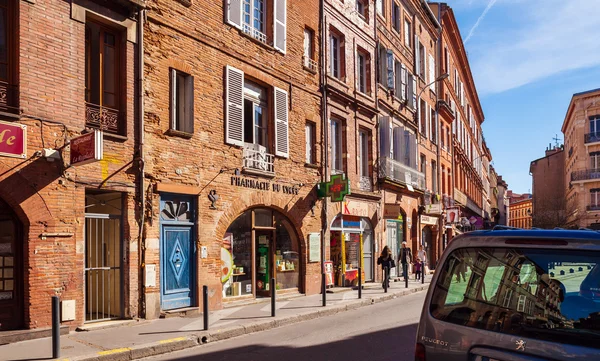 TOULOUSE, FRANCIA - 1 DE ABRIL DE 2011: Pueblos indígenas caminando delante —  Fotos de Stock