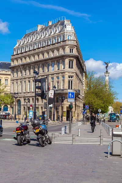 Bordeaux, Frankrike - April 4, 2011: Franska människor gå framför — Stockfoto