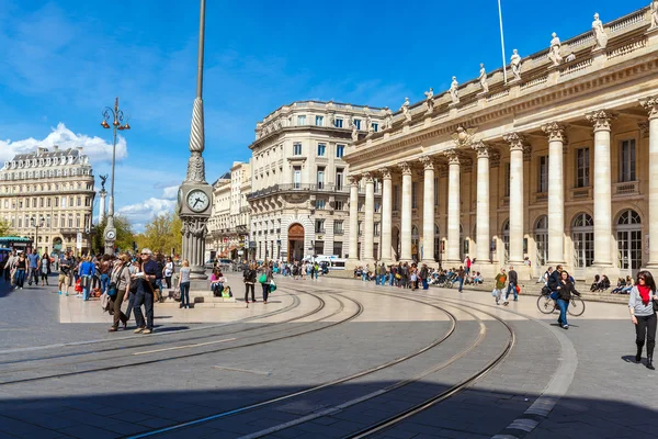 BORDEAUX, FRANCIA - 4 APRILE 2011: I francesi camminano sul Grand — Foto Stock