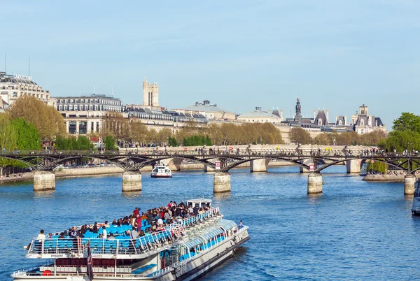 PARIGI, FRANCIA - 6 APRILE 2011: I turisti galleggiano su una barca sulla S — Foto Stock