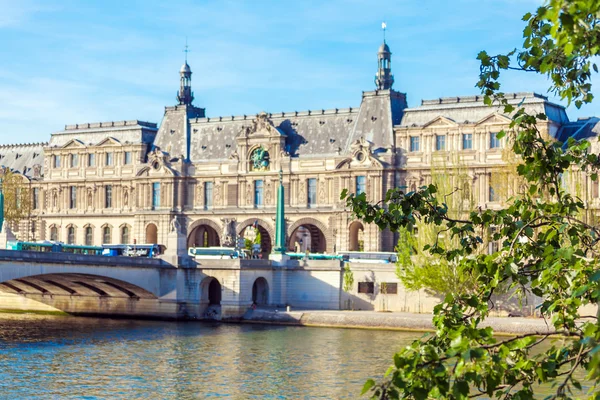 PARÍS, FRANCIA - 6 DE ABRIL DE 2011: Hojas de primavera y el Louvre borroso —  Fotos de Stock