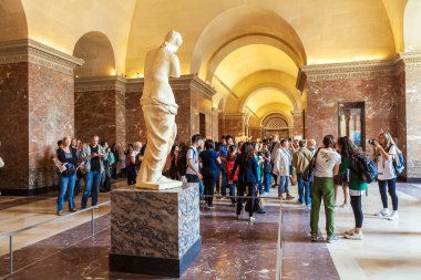 Paris, Fransa - 8 Nisan 2011: Louvr içinde yürüyüş ziyaretçi