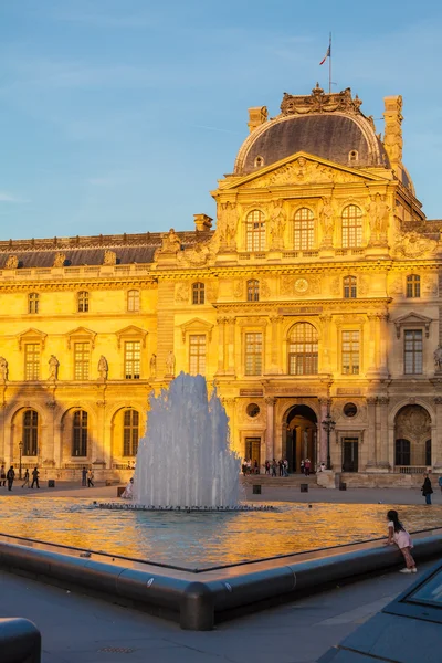 PARIS, FRANCE - APRIL 6, 2011: People have a rest in front of th — стокове фото