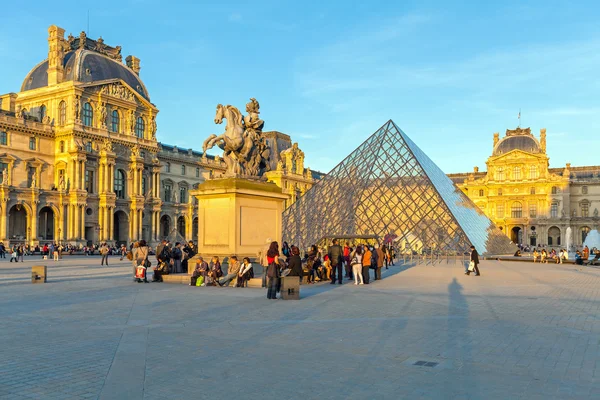 PARIS, FRANCE - APRIL 6, 2011: People have a rest in front of th — 图库照片