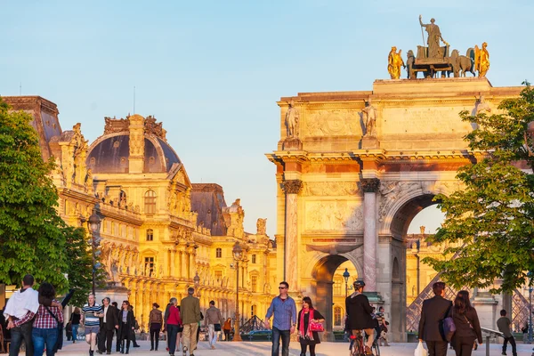 PARIS, FRANCE - APRIL 6, 2011: People walking in front of Arc de — Stok fotoğraf