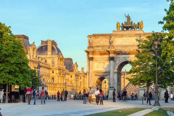 PARIS, FRANCE - APRIL 6, 2011: People walking in front of Arc de — Stock fotografie