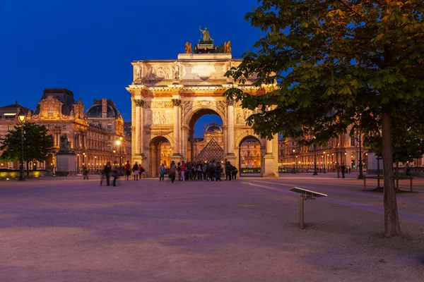 PARIGI, FRANCIA - 6 APRILE 2011: Le persone che camminano davanti all'Arco di Francia — Foto Stock