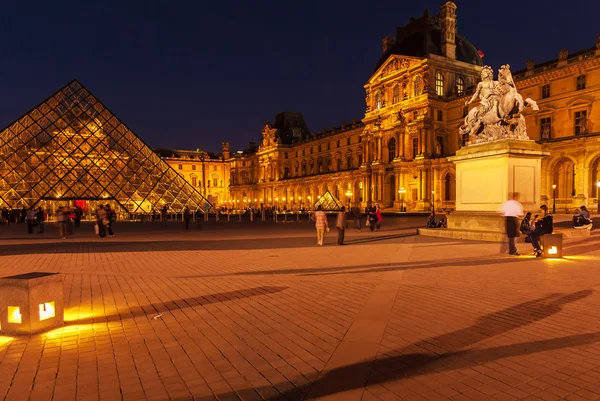 PARIS, FRANCE - APRIL 6, 2011: People have a rest in front of th — стокове фото