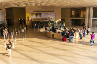 Paris, Fransa - 8 Nisan 2011: Bilet gişesi Louvre içinde 