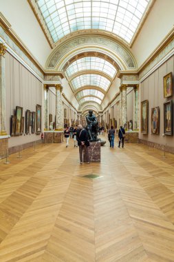 Paris, Fransa - 8 Nisan 2011: Louvr içinde yürüyüş ziyaretçi