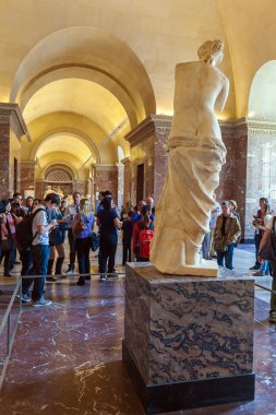 Paris, Fransa - 8 Nisan 2011: Louvr içinde yürüyüş ziyaretçi