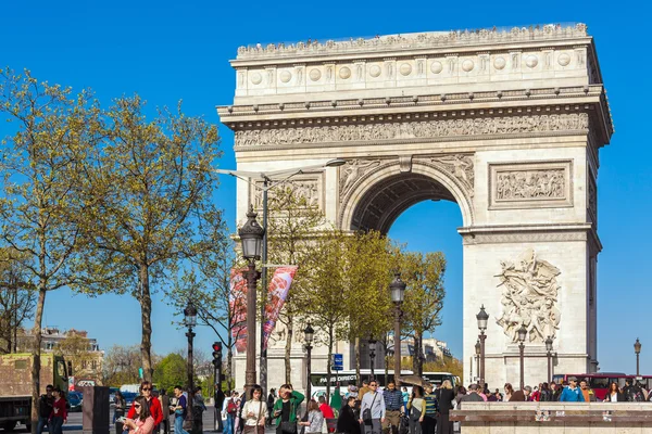 PARIS, FRANCE - APRIL 7, 2011: People walking in front of Arc de — Stock Photo, Image