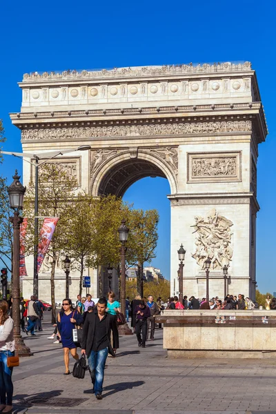 PARIS, FRANÇA - 7 de abril de 2011: Pessoas caminhando em frente ao Arco de — Fotografia de Stock