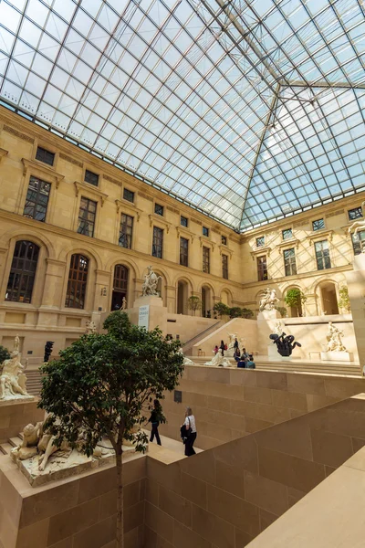 Paris, Frankrijk - 8 April 2011: Bezoekers wandelen binnen de Louvr — Stockfoto