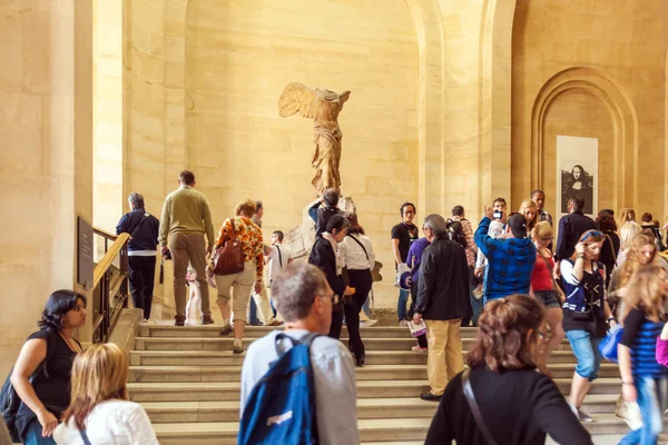 PARIGI, FRANCIA - 8 APRILE 2011: Visitatori che camminano dentro il Louvr Immagine Stock