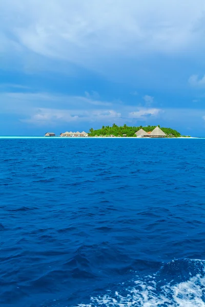Остров с пляжным курортом, Мальдив — стоковое фото