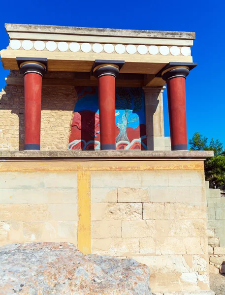 Entrée nord avec fresque de taureau chargée et colonnes rouges, Knosso — Photo