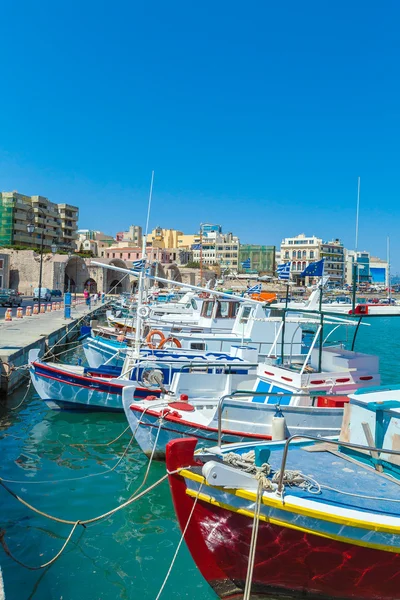 Рыбацкие лодки и набережная Ираклиона, Крит — стоковое фото