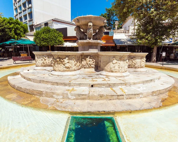 Venezianischer Morosini-Brunnen auf dem Löwenplatz, Heraklion, Beton — Stockfoto