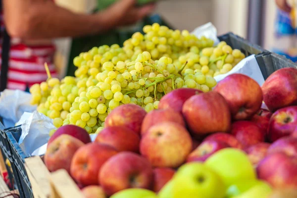 苹果和葡萄在街边市场 — 图库照片