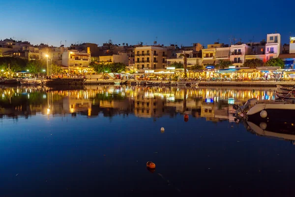 Agios Nikolaos staden på natten, Kreta, Grekland — Stockfoto