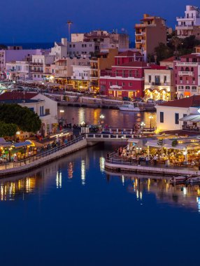 Agios Nikolaos şehir gece, Crete, Yunanistan
