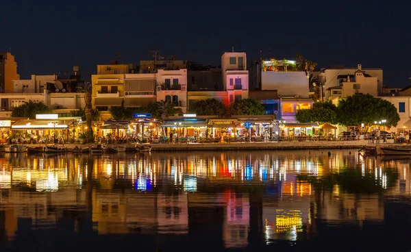 Agios Nikolaos staden på natten, Kreta, Grekland — Stockfoto