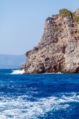 Beyaz dalgalar ve deniz kayalıklarla - Crete Shores tipik peyzaj