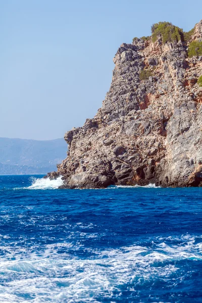 White waves and sea cliffs - typical landscape of Crete shores — Stock Photo, Image