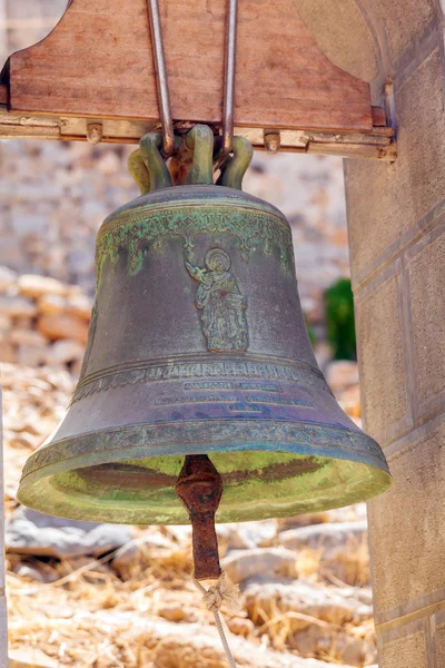 Monasterio de bronce pequeña campana en la fortaleza de Spinalonga, Creta — Foto de Stock