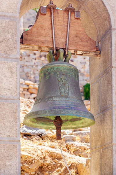 Klášter bronzové malé bell v pevnosti Spinalonga, Kréta — Stock fotografie