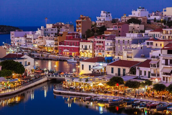 Ajos Nikolaos město v noci, Kréta, Řecko — Stock fotografie