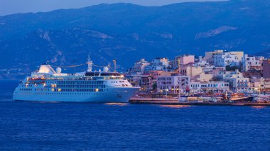 Agios Nikolaos şehir ve Cruse gemi gece, Crete, Yunanistan