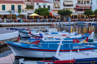 Agios Nikolaos, Yunanistan - 24 Temmuz 2012: resta içinde yeme turist