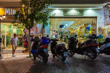 Agios Nikolaos, Yunanistan - 24 Temmuz 2012: turist Hediyelik eşya satın alma