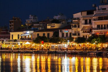 Agios Nikolaos, Yunanistan - 27 Temmuz 2012: resta içinde yeme turist