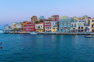 Agios Nikolaos, Yunanistan - 28 Temmuz 2012: şehirde yürüyüş turist