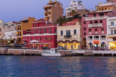 Agios Nikolaos, Yunanistan - 28 Temmuz 2012: şehirde yürüyüş turist