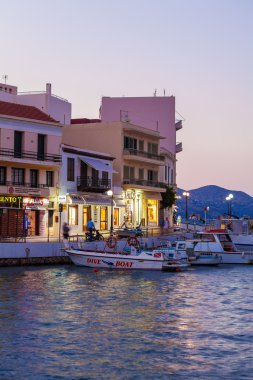 Agios Nikolaos, Yunanistan - 28 Temmuz 2012: şehirde yürüyüş turist