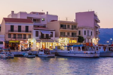 Agios Nikolaos, Yunanistan - 28 Temmuz 2012: şehirde yürüyüş turist
