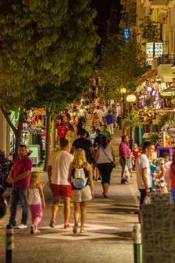 Agios Nikolaos, Yunanistan - 28 Temmuz 2012: s yürümeye turist